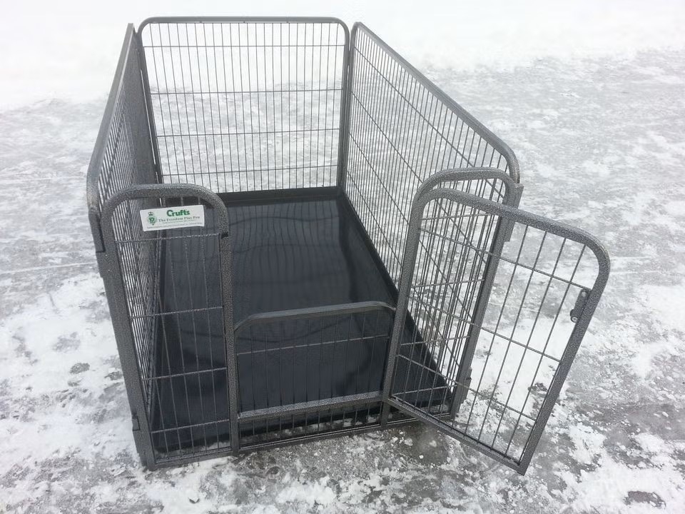Med ekstra deler kan du enkelt bygge ut din Crufts grind slik at den passer ditt behov.
Her får du ekstra kortside og en kortside med dør. 